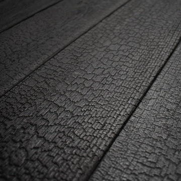 Nahaufnahme von mit Shou Sugi Ban behandeltem Holz